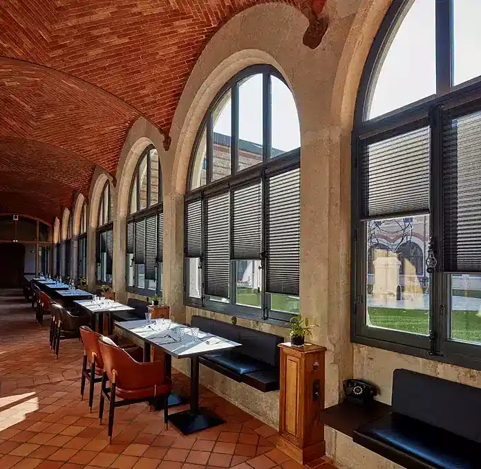 İşletmelere Özel Plise Perdeler – Estetik ve Fonksiyonel Çözümler